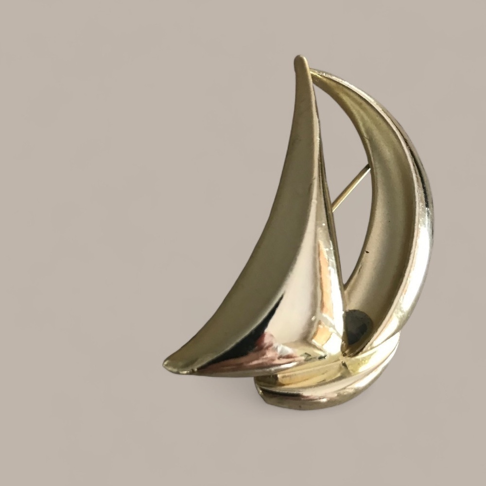Brooch, Vintage Gold-Tone Sailboat, Sailing in the Wind.